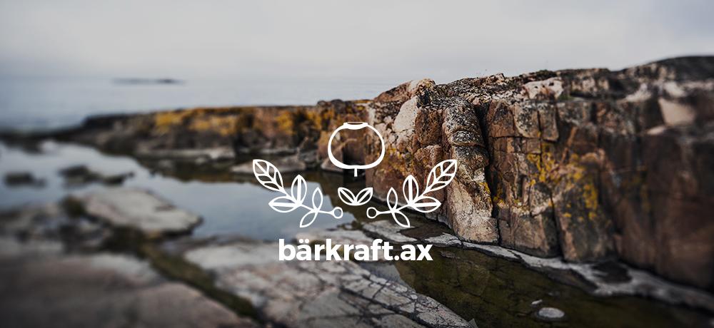 Åländska granitklippor med bärkrafts logo med ett bär, blad och texten bärkraft.ax framför
