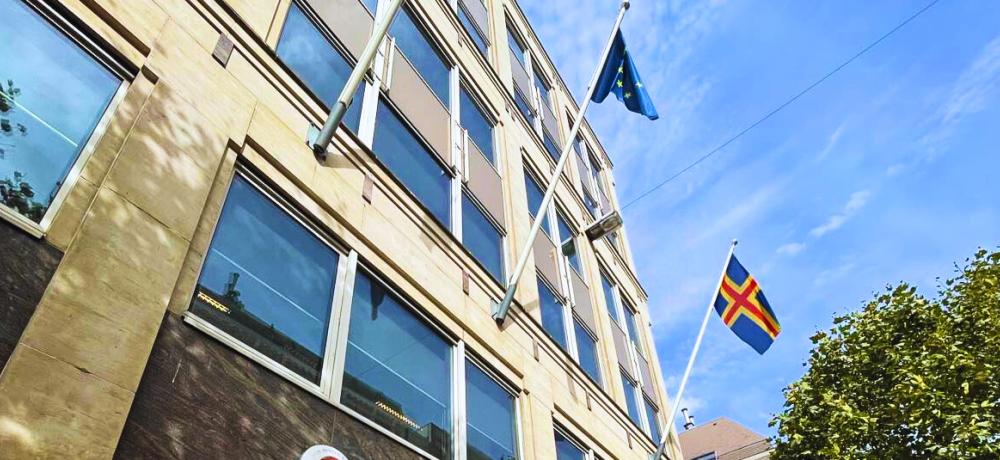 Ålands flagga vajar tillsammans med EU-flaggan utanför Finlands ständiga representation vid EU i Bryssel.