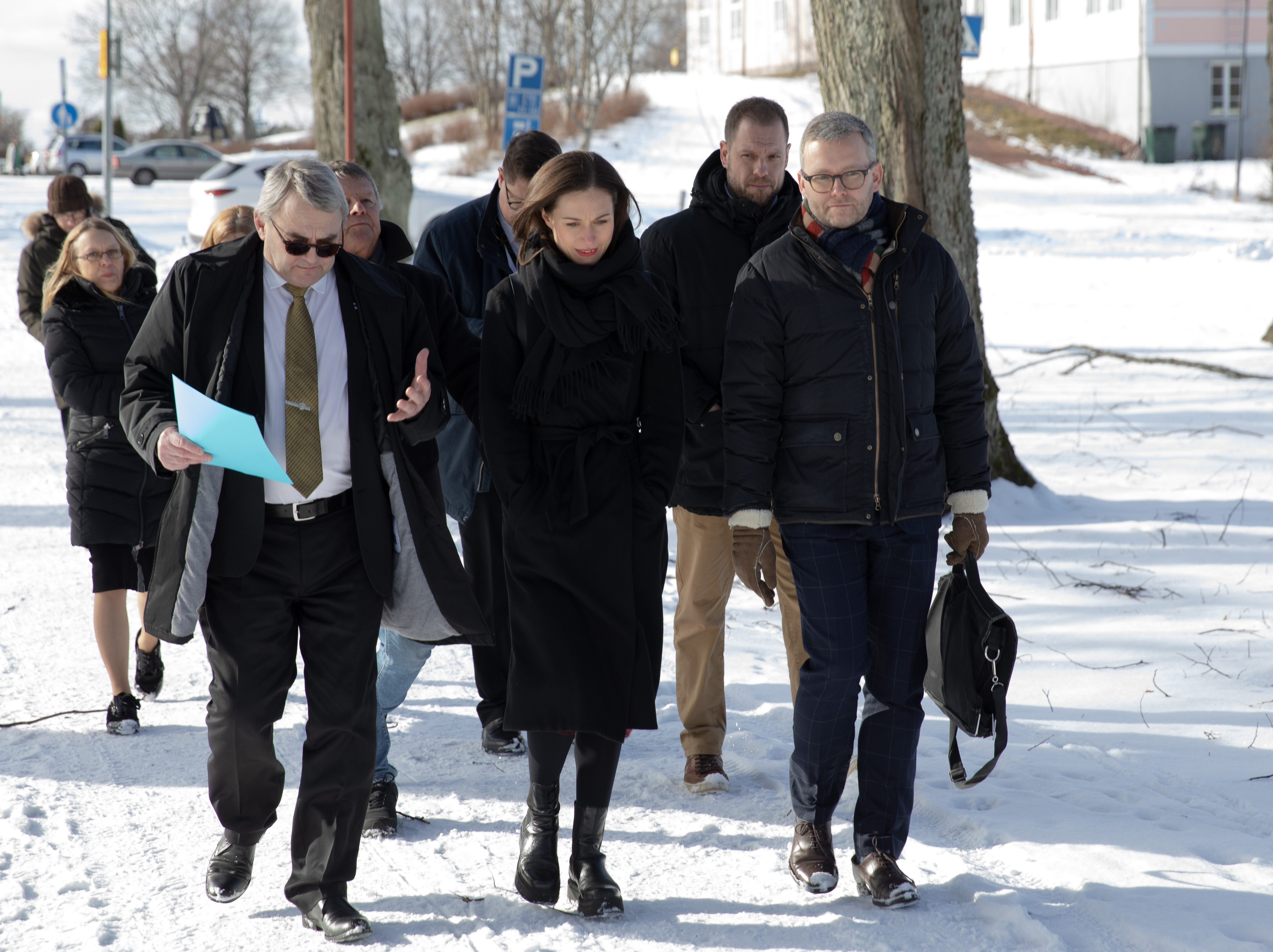 Statsminister Sanna Marin promenerar till Ålands Lagting