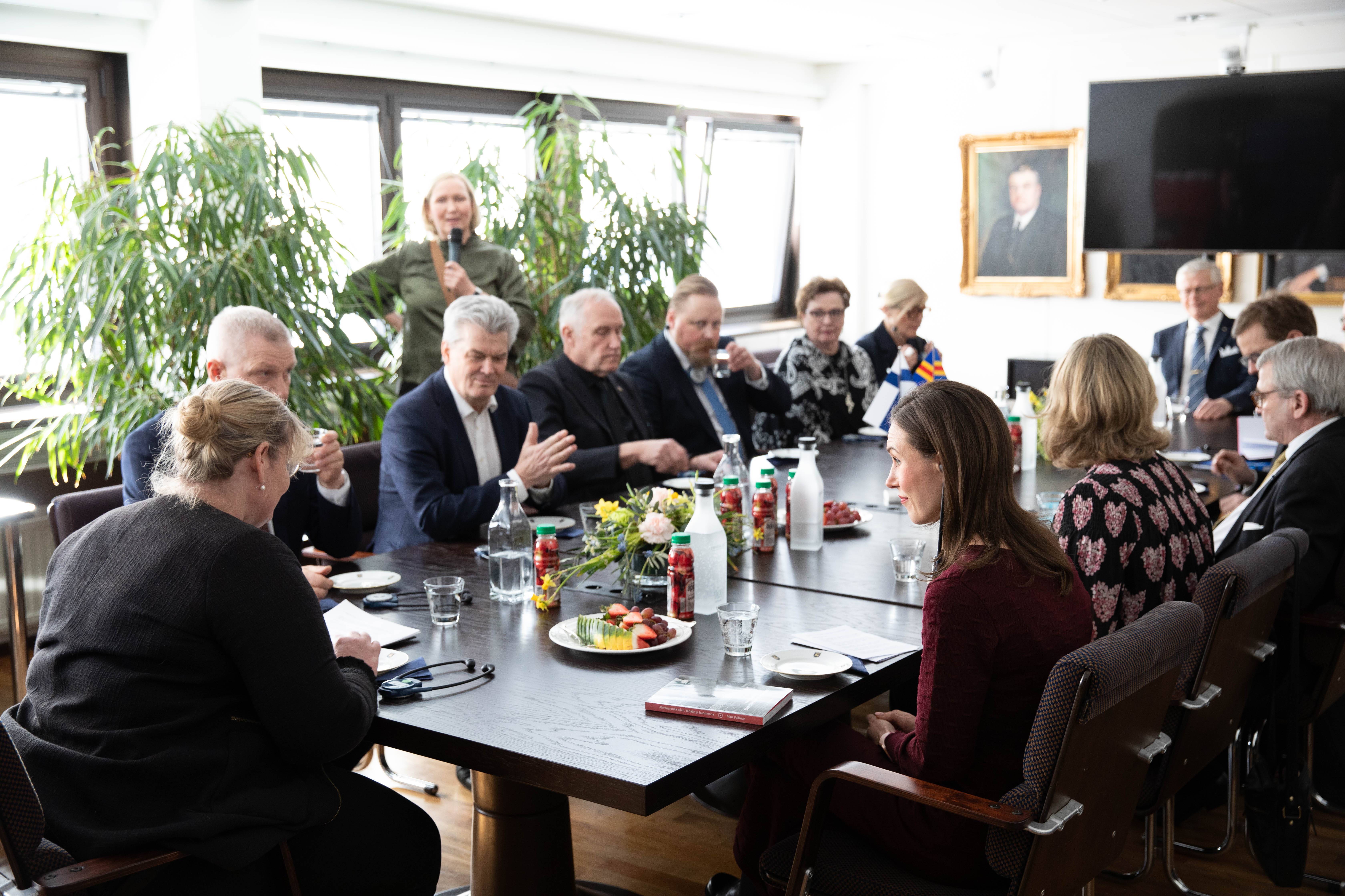 Vicetalman Katrin Sjögren agerar värd för Statsministern på Lagtinget