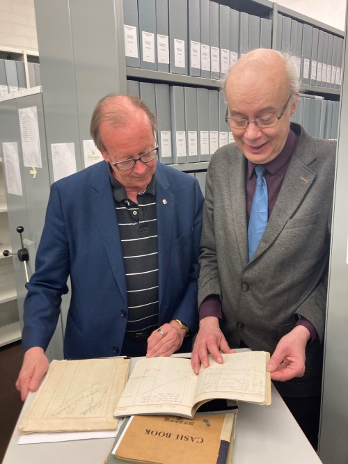 Två män som har varit centrala i Unescoutmärkelsen, Jussi Norteva och Åke Söderlund i Gustaf Erikssons arkiv vid Ålands Landskapsregering