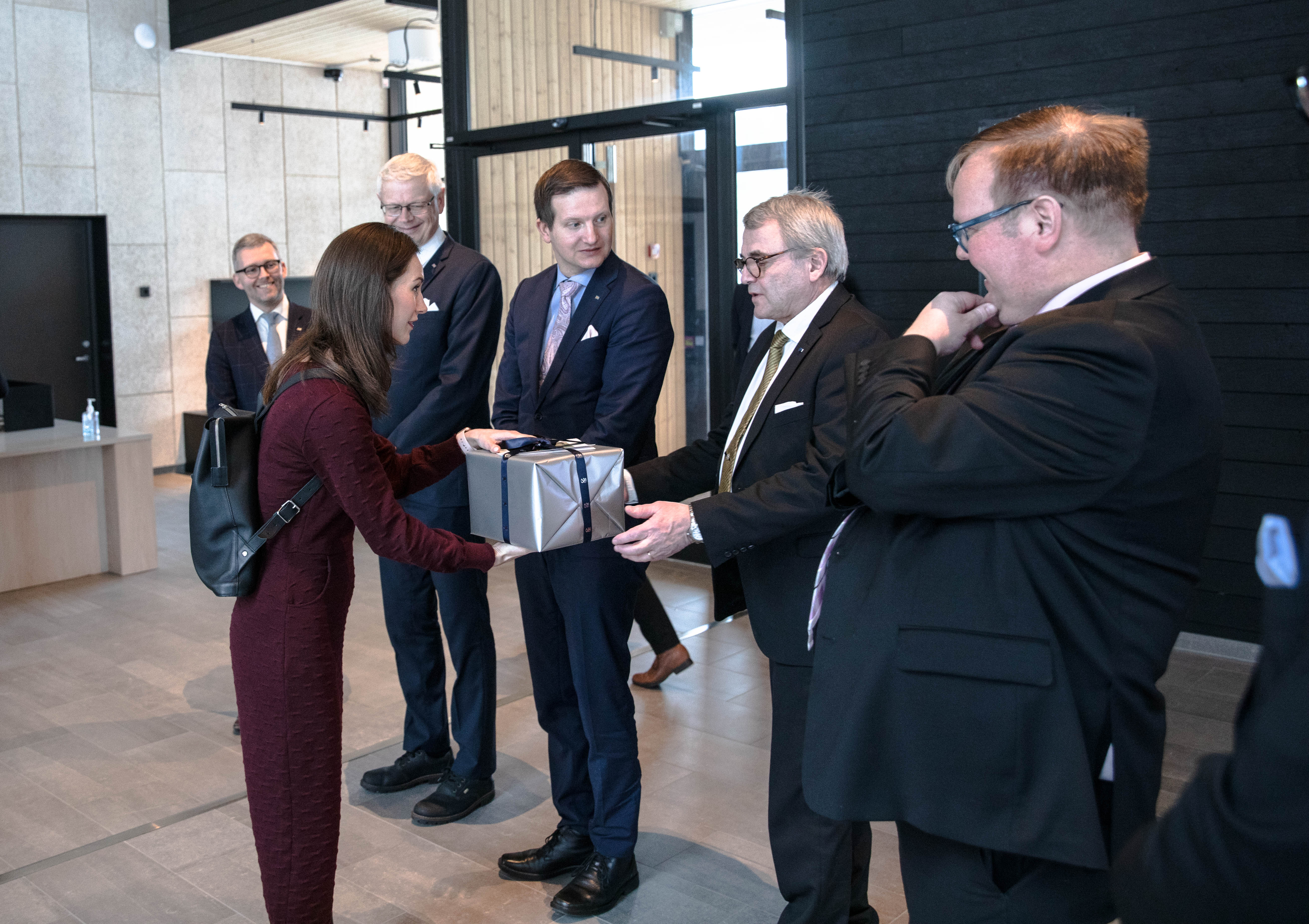 Landshövding Peter Lindbäck fick ta emot en gåva av Statsministern