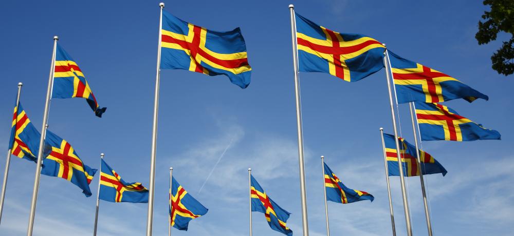 Åländska flaggor på Självstyrelseplatsen