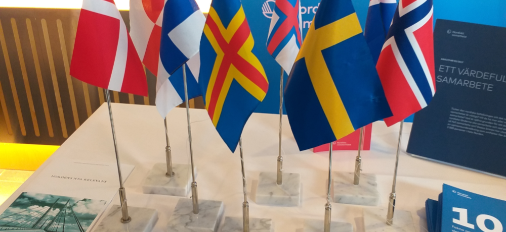 De nordiska ländernas och självstyrda områdenas flaggor som bordsflaggor.