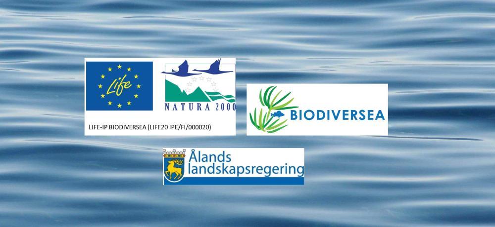 Logotypes för Life, Natura 2000, Biodiverse och Ålands landskapsregering på en bakgrund av hav