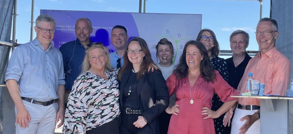 Medverkande i sessionen Energihub Östersjön i Almedalen, med ordförande för regionstyrelsen på Gotland Meit Fohlin, senior ingenjör Yvonne Österlund och moderator Annika Dopping längst fram i mitten av bilden.