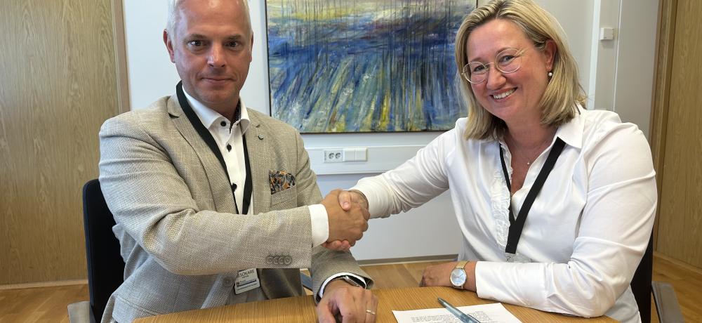 Avsiktsförklaringen undertecknades av Finferries VD Håkan Fagerström och Infrastrukturminister Camilla Gunell. Avsiktsförklaringen undertecknades av Finferries VD Håkan Fagerström och Infrastrukturminister Camilla Gunell.