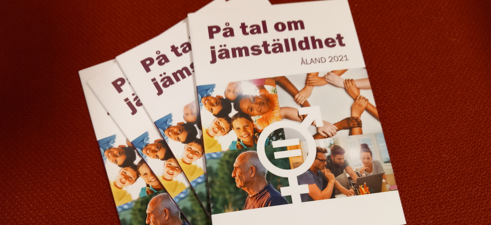 Bild på bok med jämställdhetsstatistik från Åland