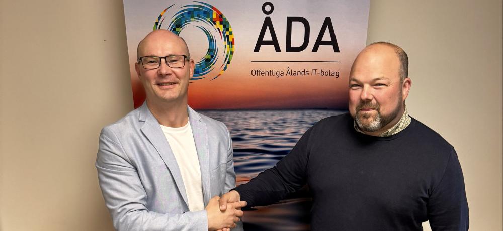 Foto på landskapsregeringens IT- och digitaliseringschef Jani Sjölund och ÅDA:s VD Andreas Henriksson. som skakar hand