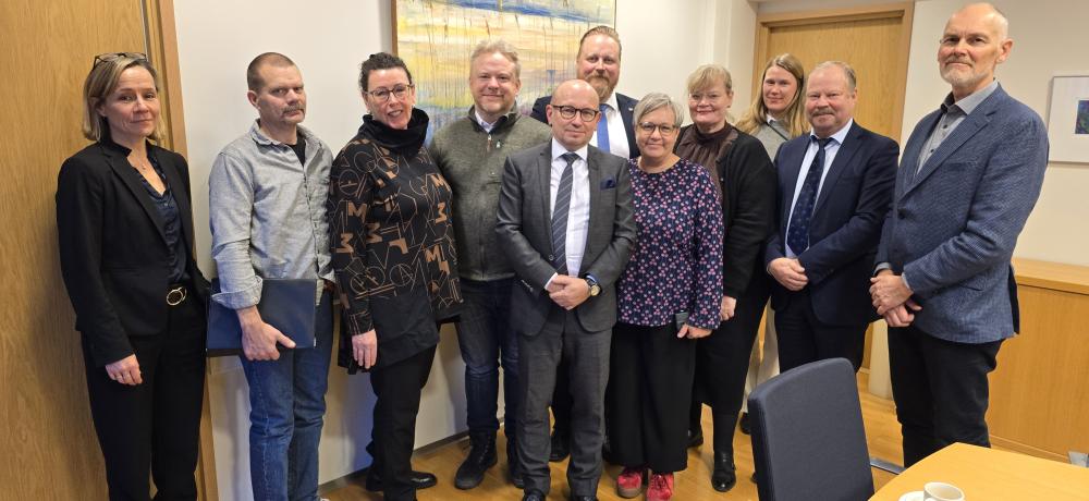 Från vänster: lagtingsledamöterna Aino Waller, Stellan Egeland, Veronica Thörnroos, Wille Valve, Skyddspolisens chef Juha Martelius, lagtingsledamöterna Simon Påvals, Nina Fellman, lantrådet Katrin Sjögren, lagtingsdirektör Julia Lindholm, lagtingsledamöterna Rainer Juslin samt Robert Mansén Bild på deltagarna från Åland