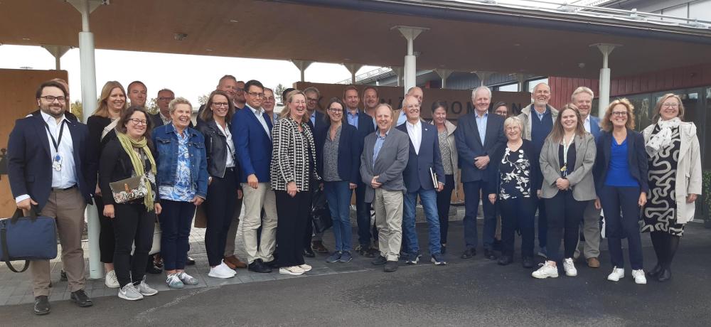 De åländska studiebesöksdeltagarna utanför Korsnäs kommunkansli tillsammans med representanter för Korsnäs kommun, Forststyrelsen, och Vattenfall De åländska studiebesöksdeltagarna utanför Korsnäs kommunkansli tillsammans med representanter för Korsnäs kommun, Forststyrelsen, och Vattenfall
