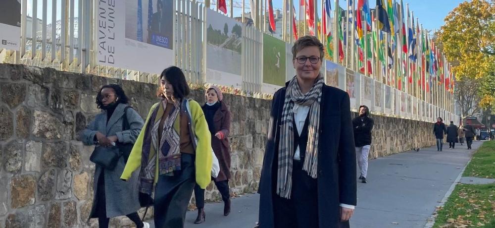 Annika Hambrudd på väg till UNESCOS generalförsamling