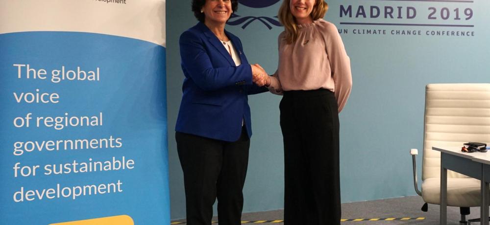 Elena Moreno, vice miljöminister i Basken och en av två ordföranden av Regions för hälsar landskapsregeringen välkommen till nätverket, här representerad av specialrådgivare i Bryssel Julia Lindholm. Elena Moreno och Julia Lindholm tar i hand.