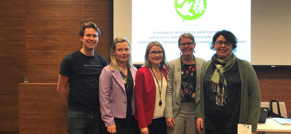På bilden, från vänster: lantrådet Veronica Thörnroos, kommissionens vice ordförande och miljö- och klimatminister Krista Mikkonen, kommissionens generalsekretare Annika Lindblom, kommissionens vice generalsekreterare Marja Innanen och nätverket bärkraft.ax:s huvudsekretarare Micke Larsson. Lantrådet står tillsammans med Krista Mikkonen, Annika Lindholm, Marja Ilmanen och Micke Larsson.