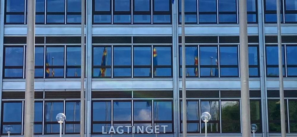 Åländska flaggor framför lagtinget