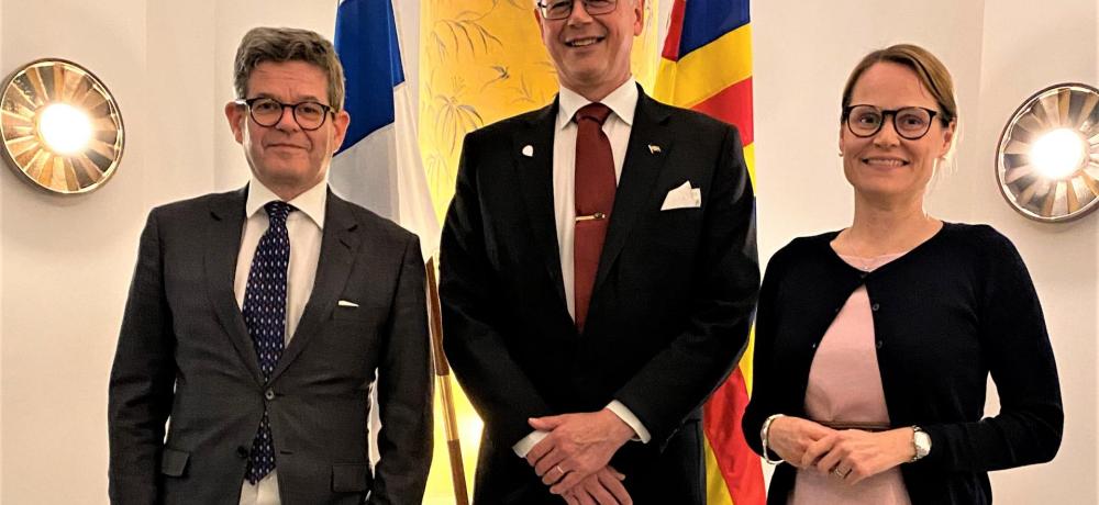 Under besöket hade vicelantrådet Harry Jansson möjlighet till diskussioner även med Finlands två EU-ambassadörer Markku Keinänen och Tuuli-Maaria Aalto. Harry Jansson med Finlands EU-ambassadörer