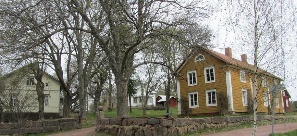 Mangårdsbyggnaderna på Västergård i Vargata, från sydöst. Foto: Pia Sjöberg, Landskapsregeringens kulturbyrå 2020. Bild på Västergård i Vargata.
