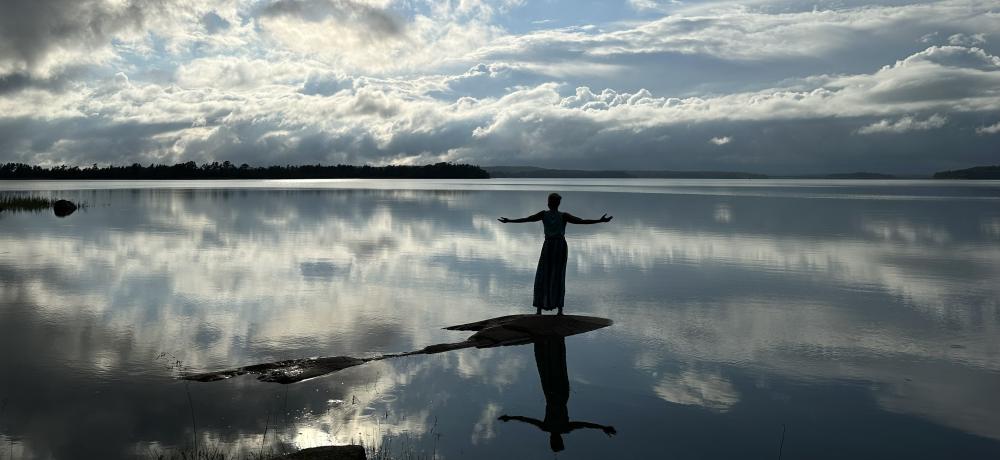 Människan och havet Bild på kvinna vid hav