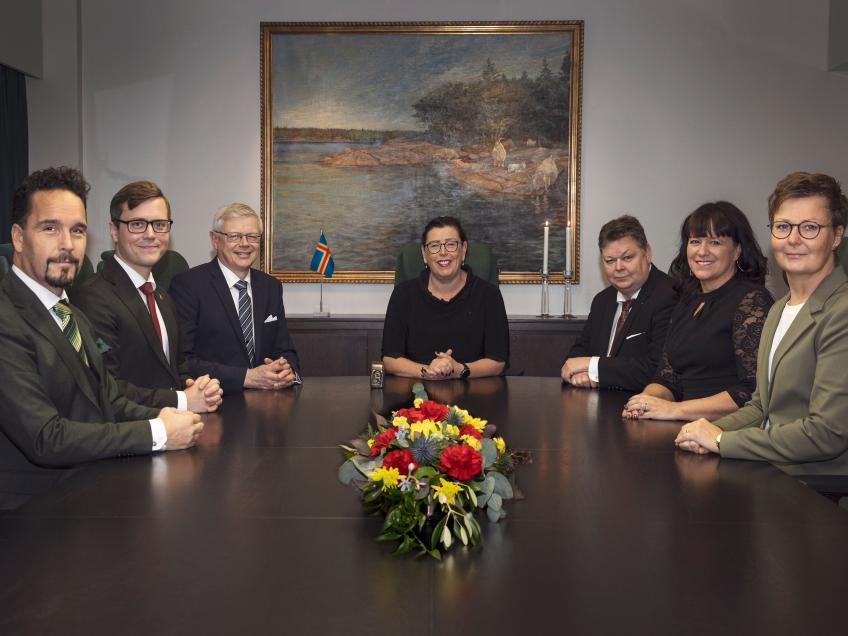 Regeringen sitter vid bordet i plenisalen