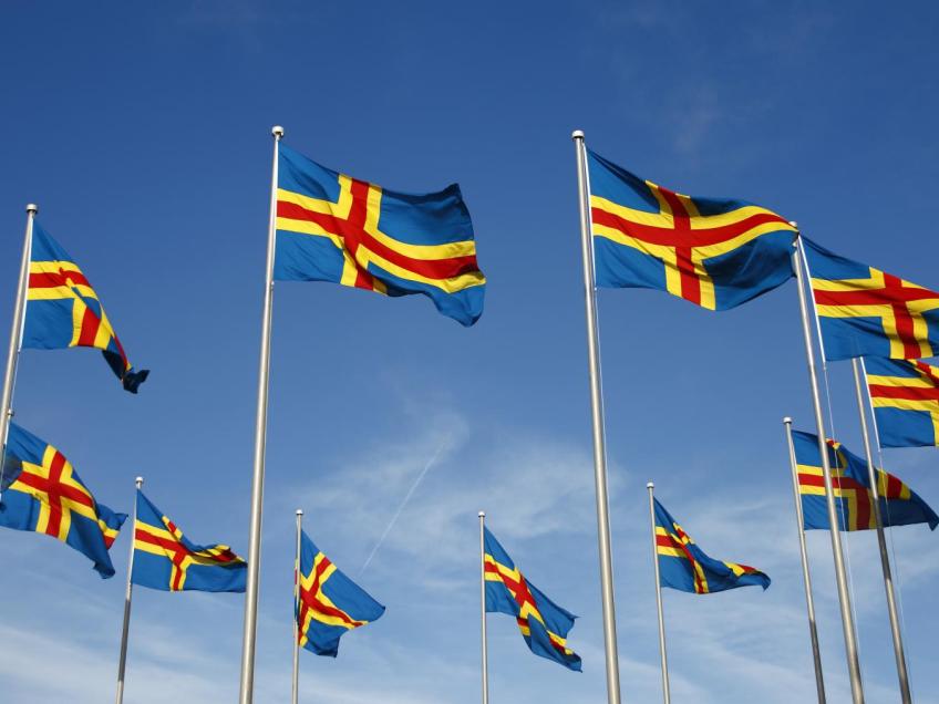 Hissade Ålandsflaggor utanför lagtinget