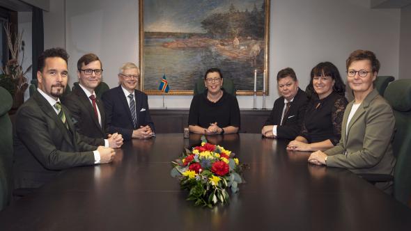 Landskapsregeringen samlade kring sitt bord