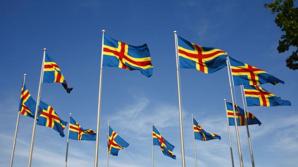 Åländska flaggor på Självstyrelseplatsen