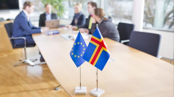 EU och Ålands flagga i mötesrum