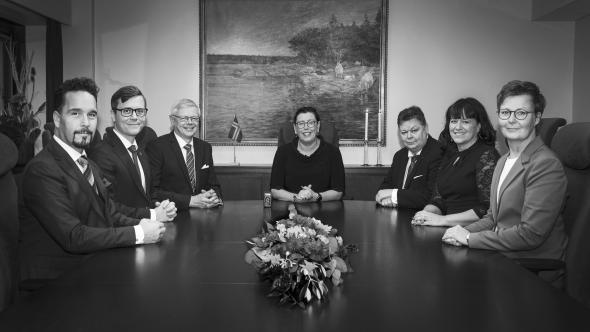 Landskapsregeringen samlade kring sitt bord