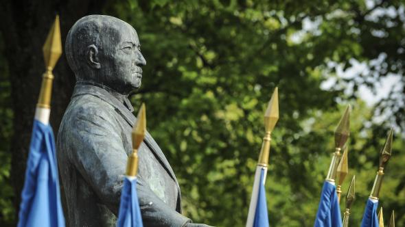 Ålands flagga vid statyn Julius Sundblom