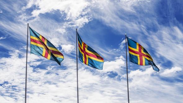 Ålands flaggor mot himlen
