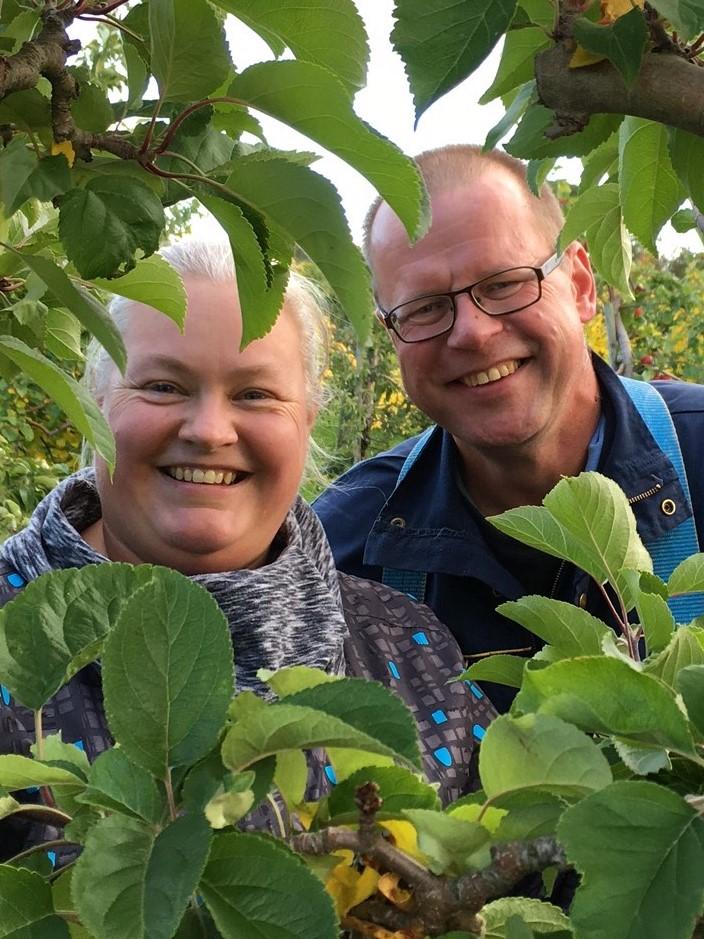 Anna och Jan Alm i Äppelodlingen