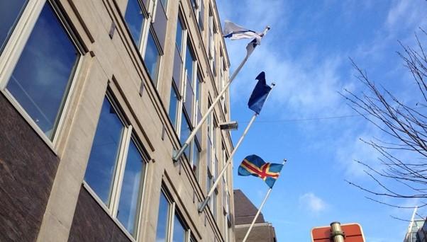 Flaggor på en fasad, däribland ålands flagga.