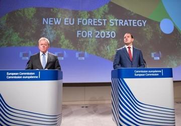 Janusz Wojciechowski och Virginijus Sinkevičius i var sin talastol framför texten "New EU forest strategy för 2030".