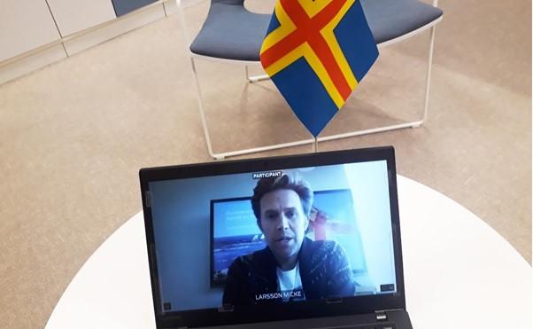 En bärbar dator på ett bord, på skärmen syns Micke Larsson.
