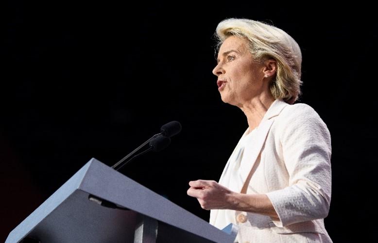 Ursula Von der Leyen i en talarstol.