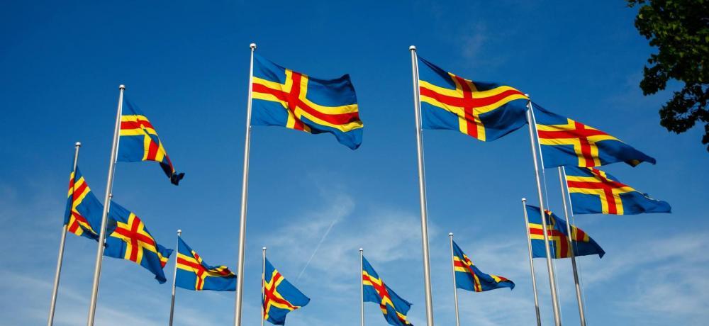 stänger med ålands flagga vajar i vinden