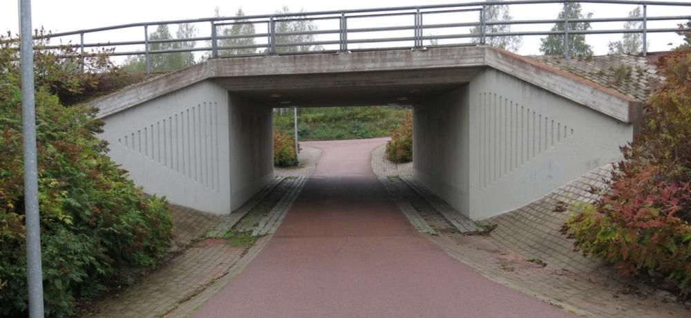 Exempel på färdigställd betongbro vid nya Godbyvägen vid Dalbo med tillhörande gång- och cykelväg