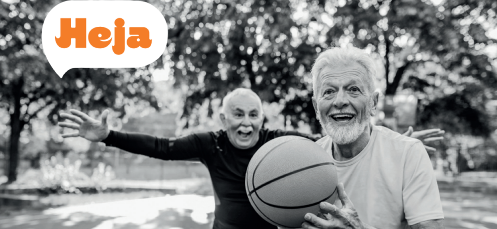 Två äldre glada män spelar basket