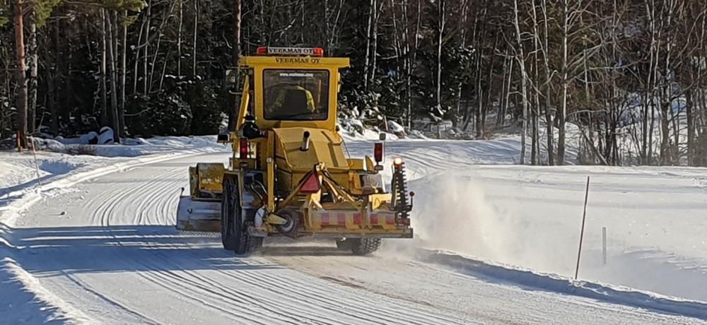 Isrivning på vintrig väg