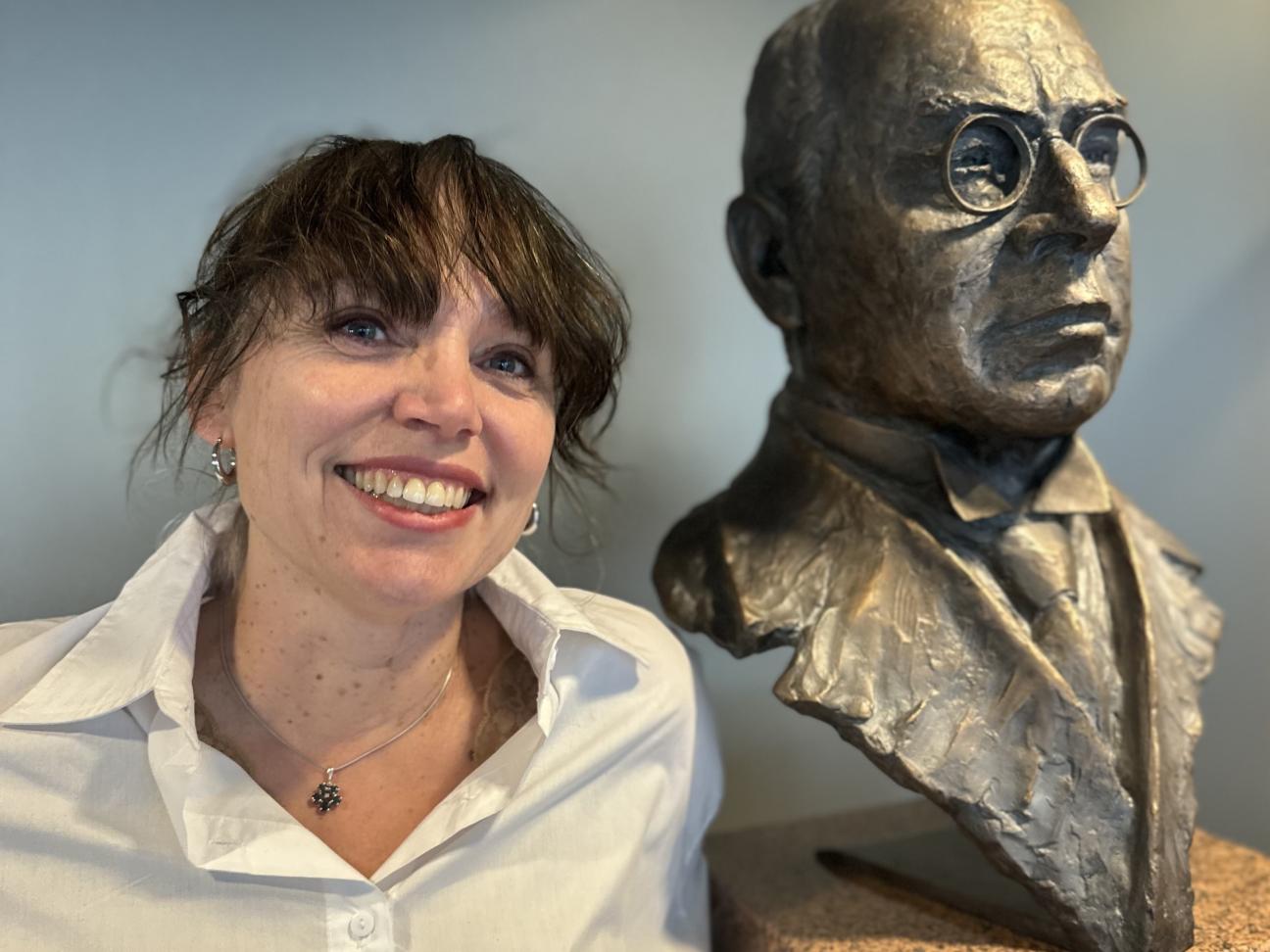 Leende kvinna och staty med glasögon