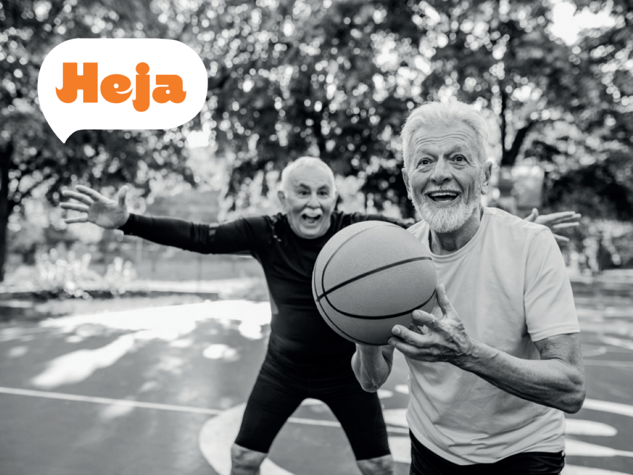 Två glada äldre män spelar basket