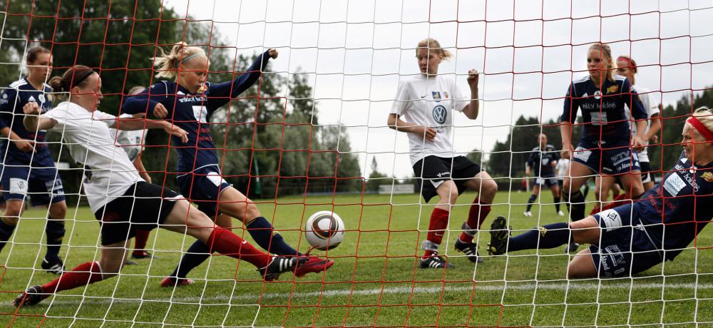 Kamp om bollen i en Åland Uniteds fotbollsmatch