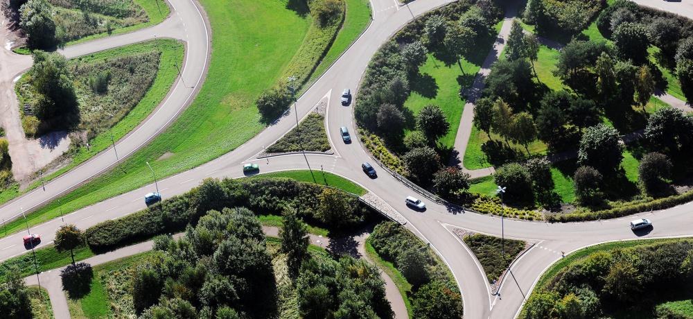 Flygbild av trafik i rondell