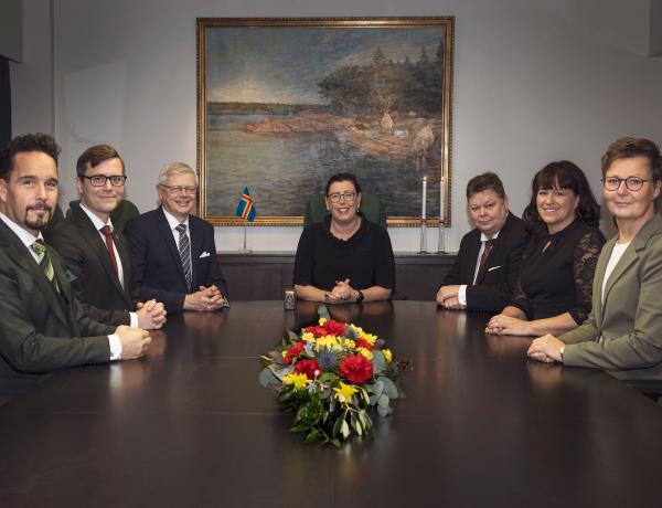 Regeringen sitter vid bordet i plenisalen
