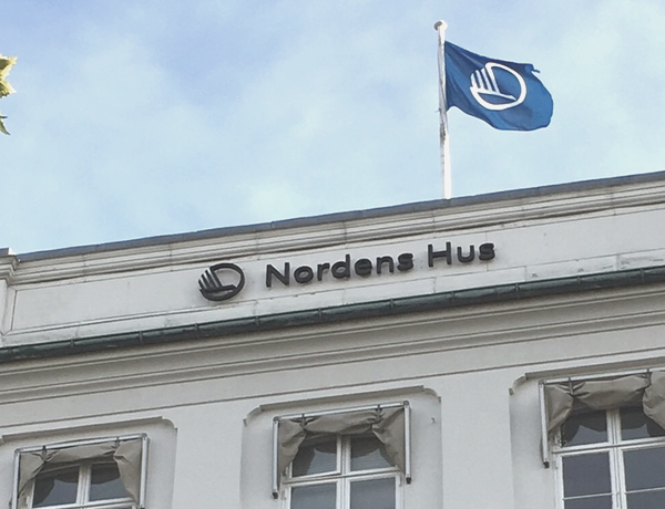 Nordens flagga på taket av Nordens hus.